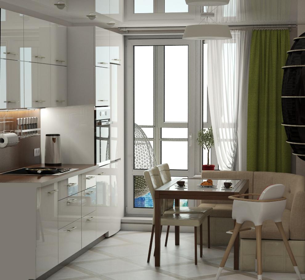 Интерьер кухни с балконом