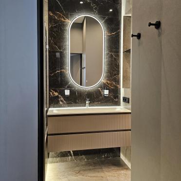 Интерьер ванной с зеркалом на двери  смотреть на Basicdecor