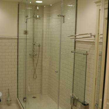 Интерьер ванной с душевой из плитки  смотреть на Basicdecor