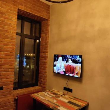 Интерьер с телевизором на стене  смотреть на Basicdecor