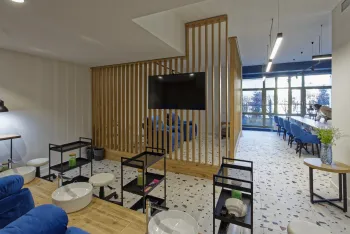 Интерьер с зонированием рейками и телевизором на рейках  смотреть на Basicdecor