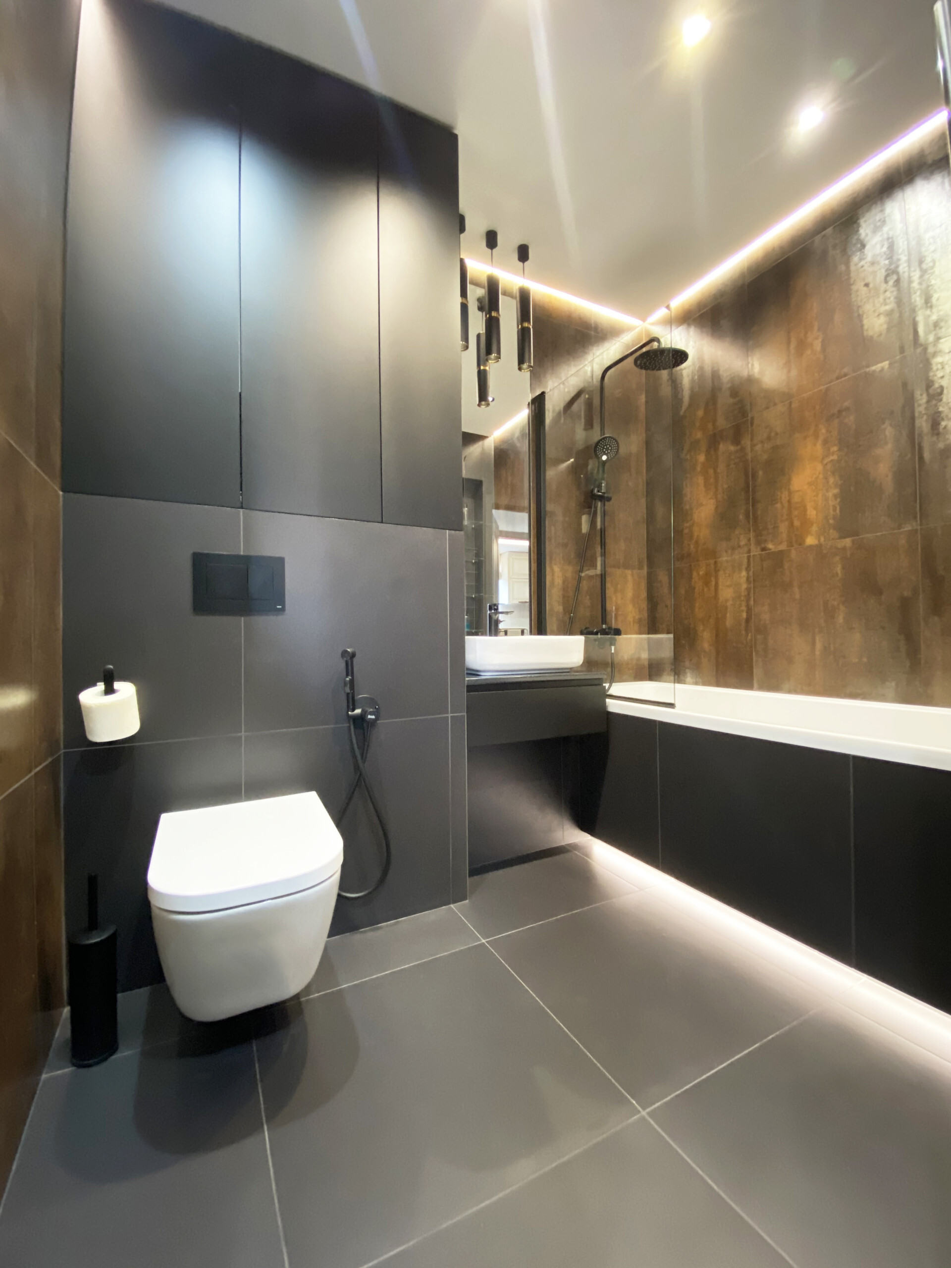 Интерьер ванной с подсветкой настенной, подсветкой светодиодной и с подсветкой в неоклассике и в стиле лофт