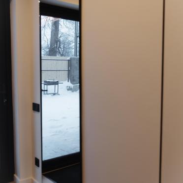 Интерьер коридора с зеркалом на двери  смотреть на Basicdecor