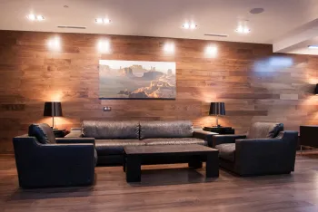 Интерьер гостиной c подсветкой  смотреть на Basicdecor