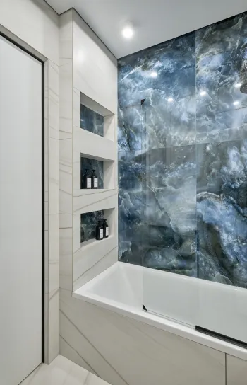 Интерьер ванной с душевой из плитки и без окна  смотреть на Basicdecor