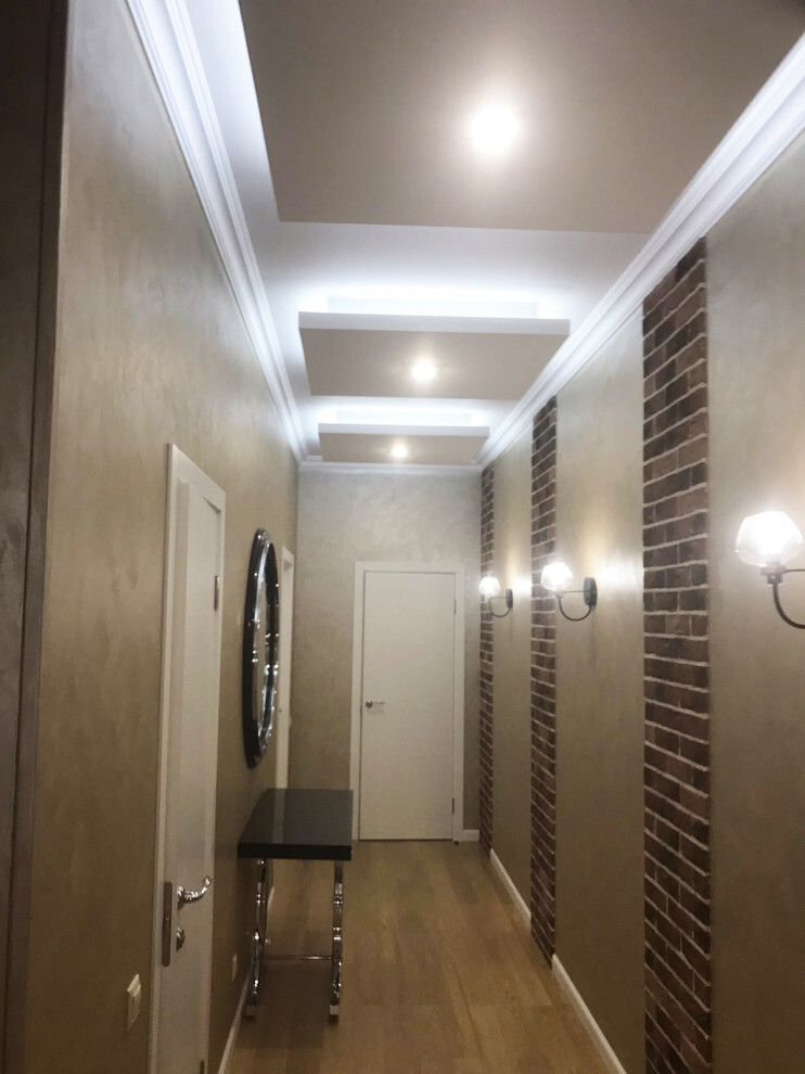 Интерьер коридора с нишей с подсветкой, световыми линиями, рейками с подсветкой, подсветкой настенной, подсветкой светодиодной и с подсветкой