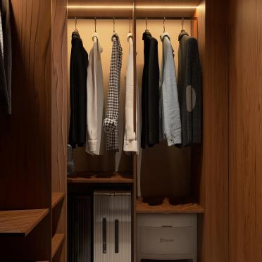 Интерьер с гардеробной и хранением верхней одежды  смотреть на Basicdecor