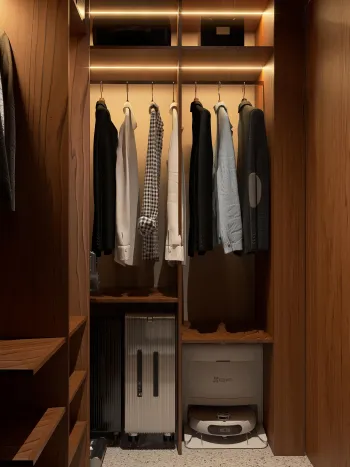 Интерьер с гардеробной и хранением верхней одежды  смотреть на Basicdecor