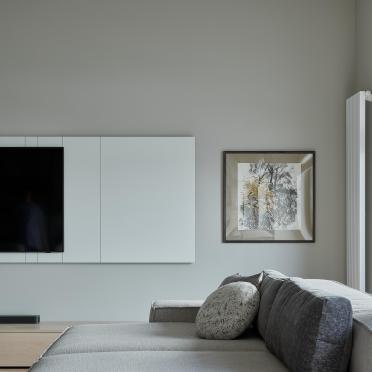 Интерьер гостиной с картинами над камином и телевизором на стене  смотреть на Basicdecor
