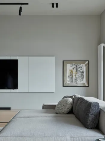 Интерьер гостиной с картинами над камином и телевизором на стене  смотреть на Basicdecor