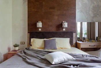 Интерьер спальни cветильниками над кроватью  смотреть на Basicdecor