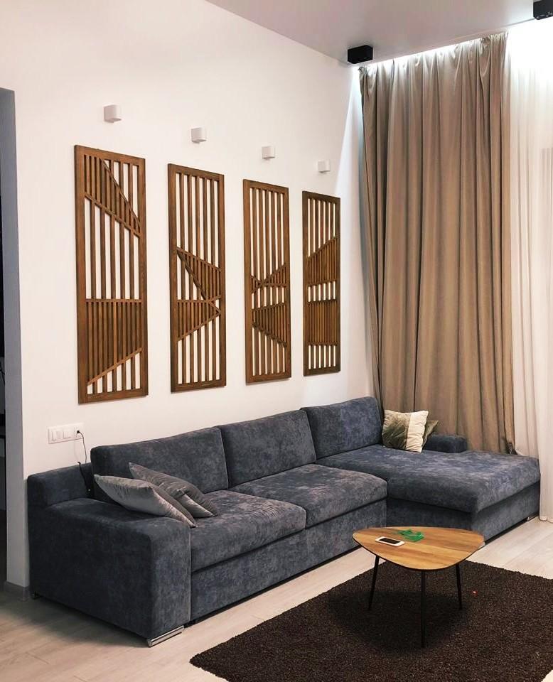 Интерьер гостиной с зонированием рейками, телевизором на рейках и вертикальными жалюзи в современном стиле