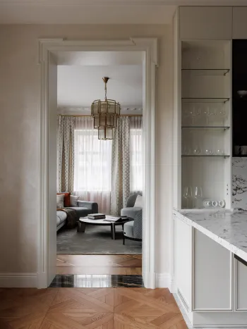 Интерьер коридора с картинами над камином  смотреть на Basicdecor