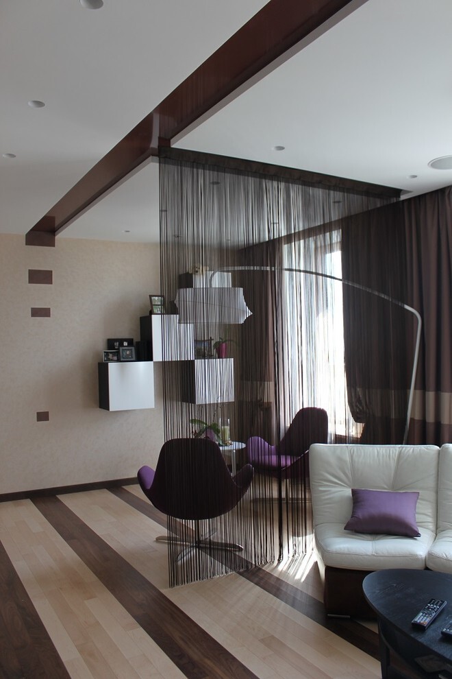 Интерьер гостиной с зонированием шторами, вертикальными жалюзи и рейками с подсветкой