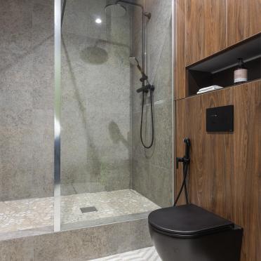 Интерьер ванной с душевой из плитки  смотреть на Basicdecor