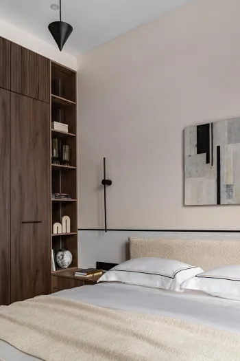 Интерьер спальни с нишей, нишей для телевизора, светильниками над кроватью и акцентной стеной за кроватью  смотреть на Basicdecor