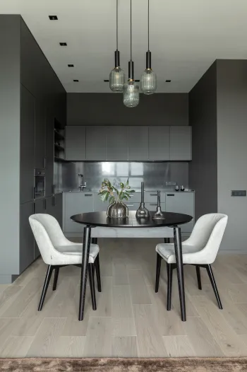 Интерьер кухни cветильниками над столом  смотреть на Basicdecor