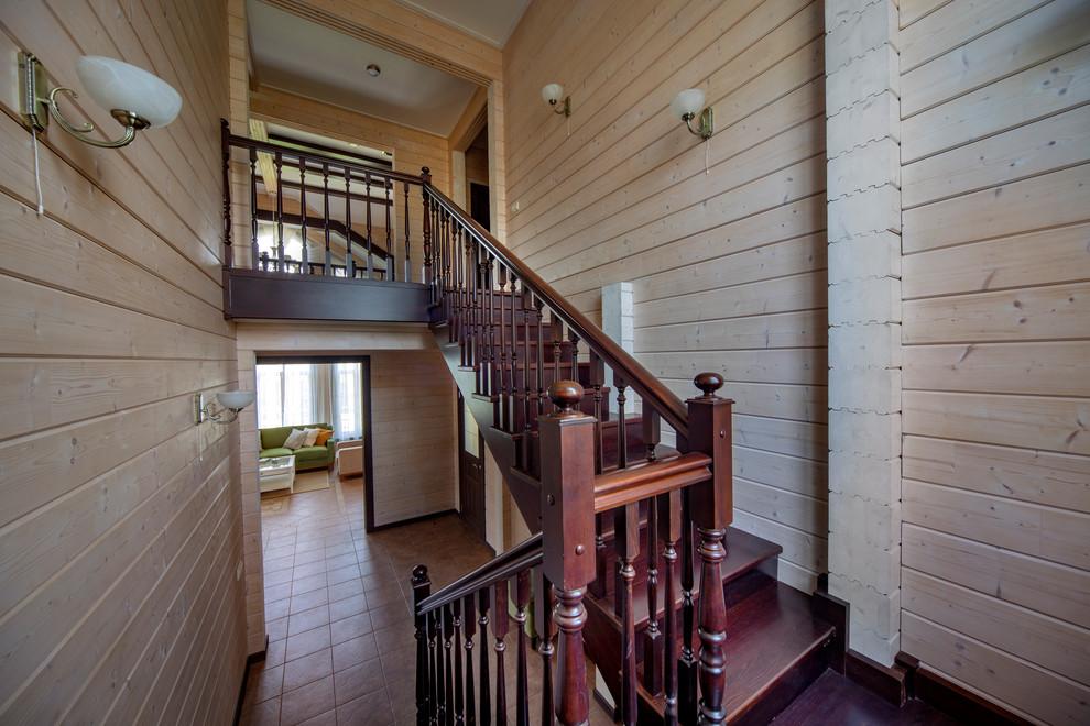 Интерьер с в деревянном доме и лестницей