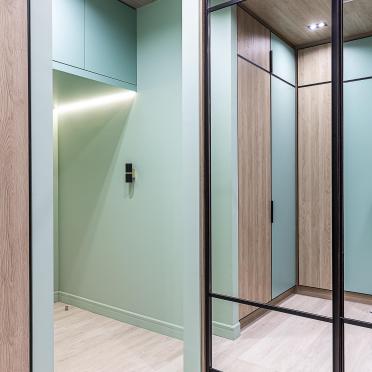 Интерьер гардеробной с проходной и зеркалом на двери  смотреть на Basicdecor