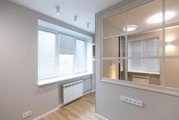 Интерьер спальни с жалюзи и дверными жалюзи  смотреть на Basicdecor