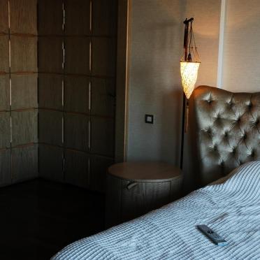 Интерьер спальни cветильниками над кроватью  смотреть на Basicdecor