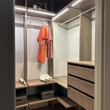 Интерьер гардеробной с гардеробной  смотреть на Basicdecor