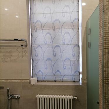 Интерьер ванной с жалюзи и дверными жалюзи  смотреть на Basicdecor