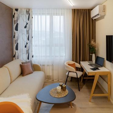 Интерьер с зонированием шторами  смотреть на Basicdecor