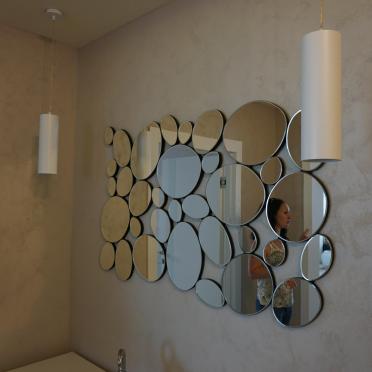 Интерьер с зеркалом на двери  смотреть на Basicdecor