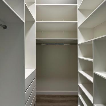 Интерьер гардеробной с гардеробной и кладовкой  смотреть на Basicdecor