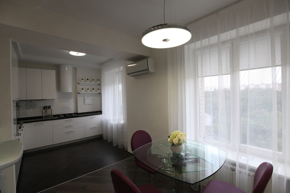 Интерьер кухни cветовыми линиями, светильниками над столом и подсветкой светодиодной в современном стиле
