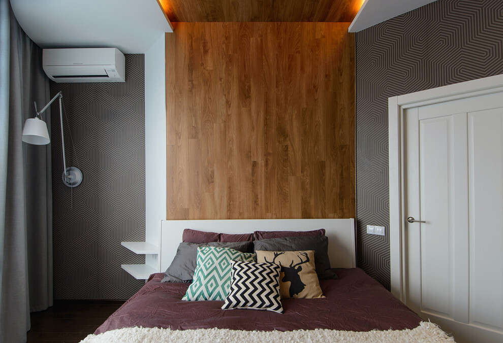 Интерьер спальни с в деревянном доме, рейками с подсветкой, подсветкой настенной, подсветкой светодиодной, светильниками над кроватью и с подсветкой в современном стиле и в стиле лофт
