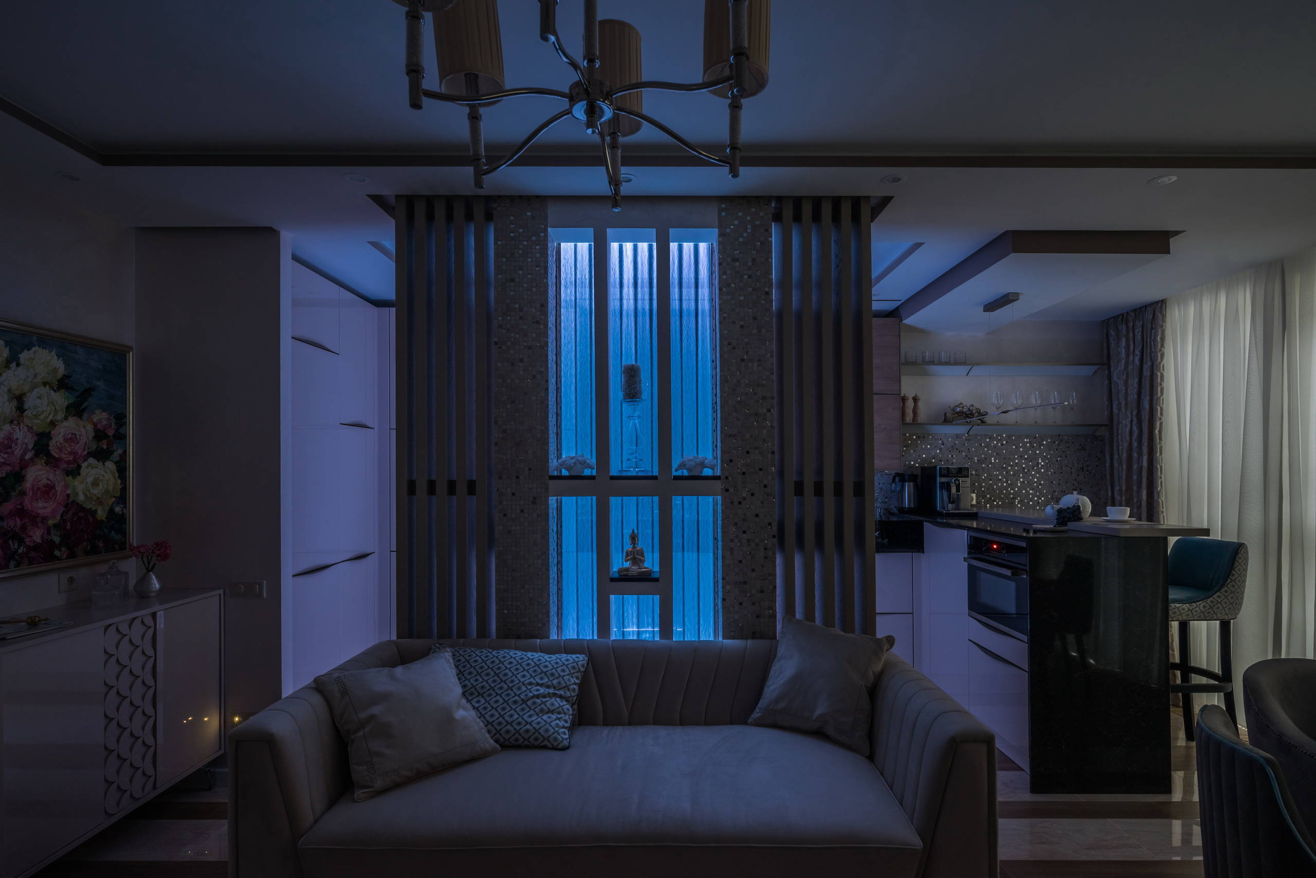 Интерьер кухни с вертикальными жалюзи, рейками с подсветкой, подсветкой настенной, подсветкой светодиодной и с подсветкой в современном стиле
