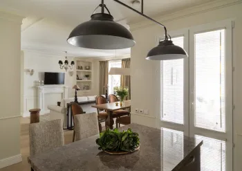 Интерьер кухни cветильниками над столом в современном стиле смотреть на Basicdecor