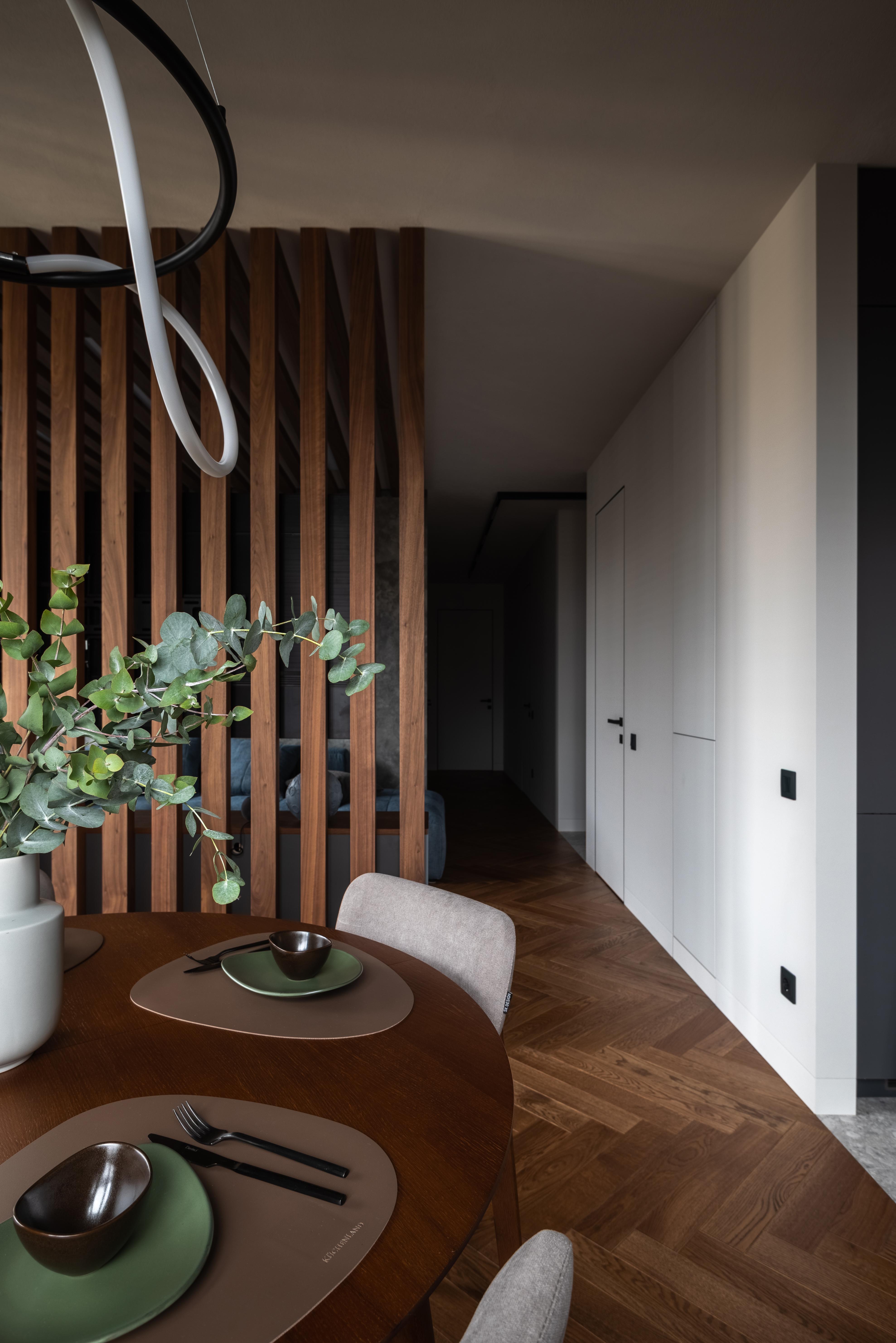Интерьер с в деревянном доме, проходной, зонированием рейками, рейками с подсветкой и подсветкой настенной