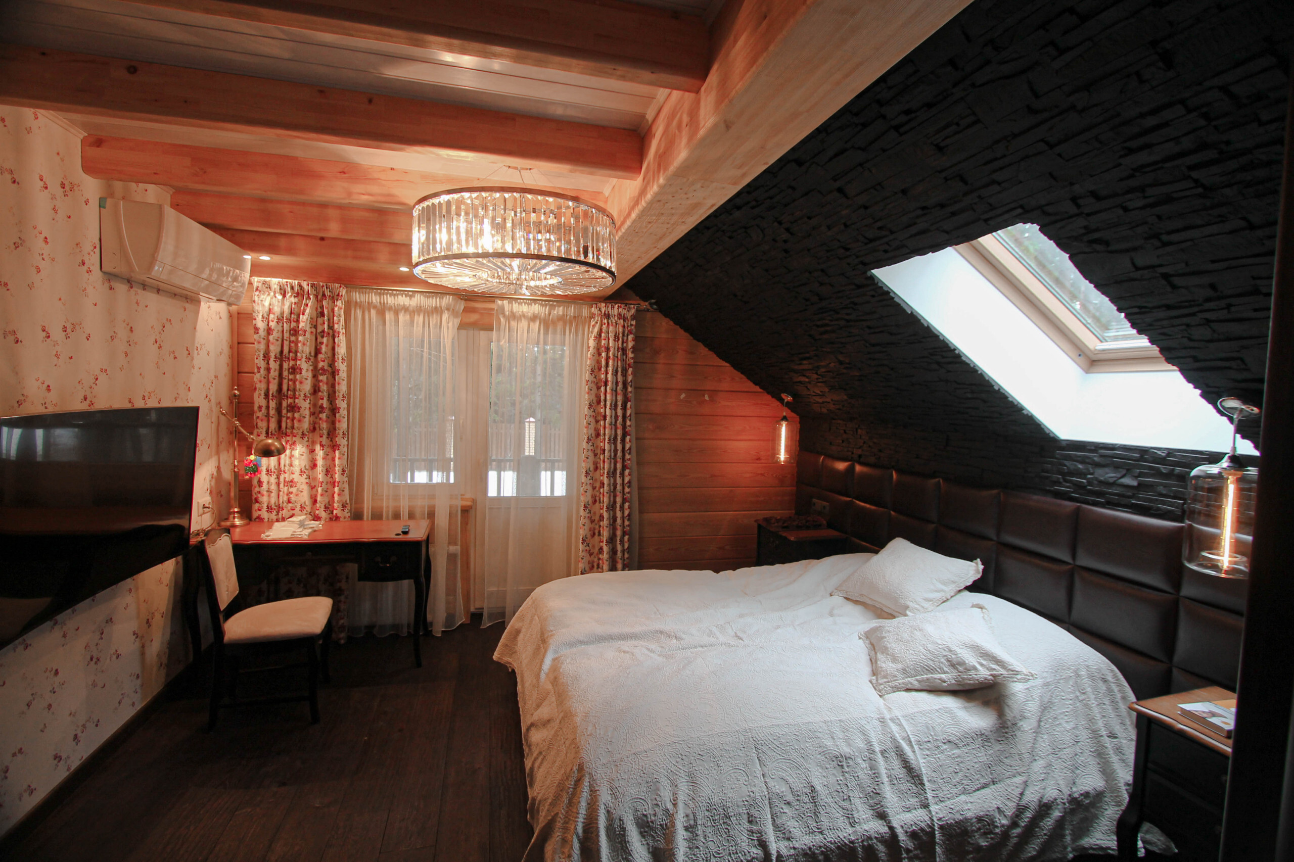 Интерьер спальни c рабочим местом и в деревянном доме в стиле лофт и в стиле фьюжн