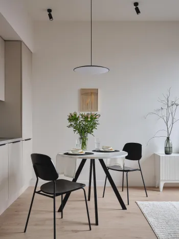 Интерьер кухни cветильниками над столом  смотреть на Basicdecor
