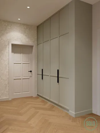 Интерьер коридора с шкафами вокруг двери  смотреть на Basicdecor