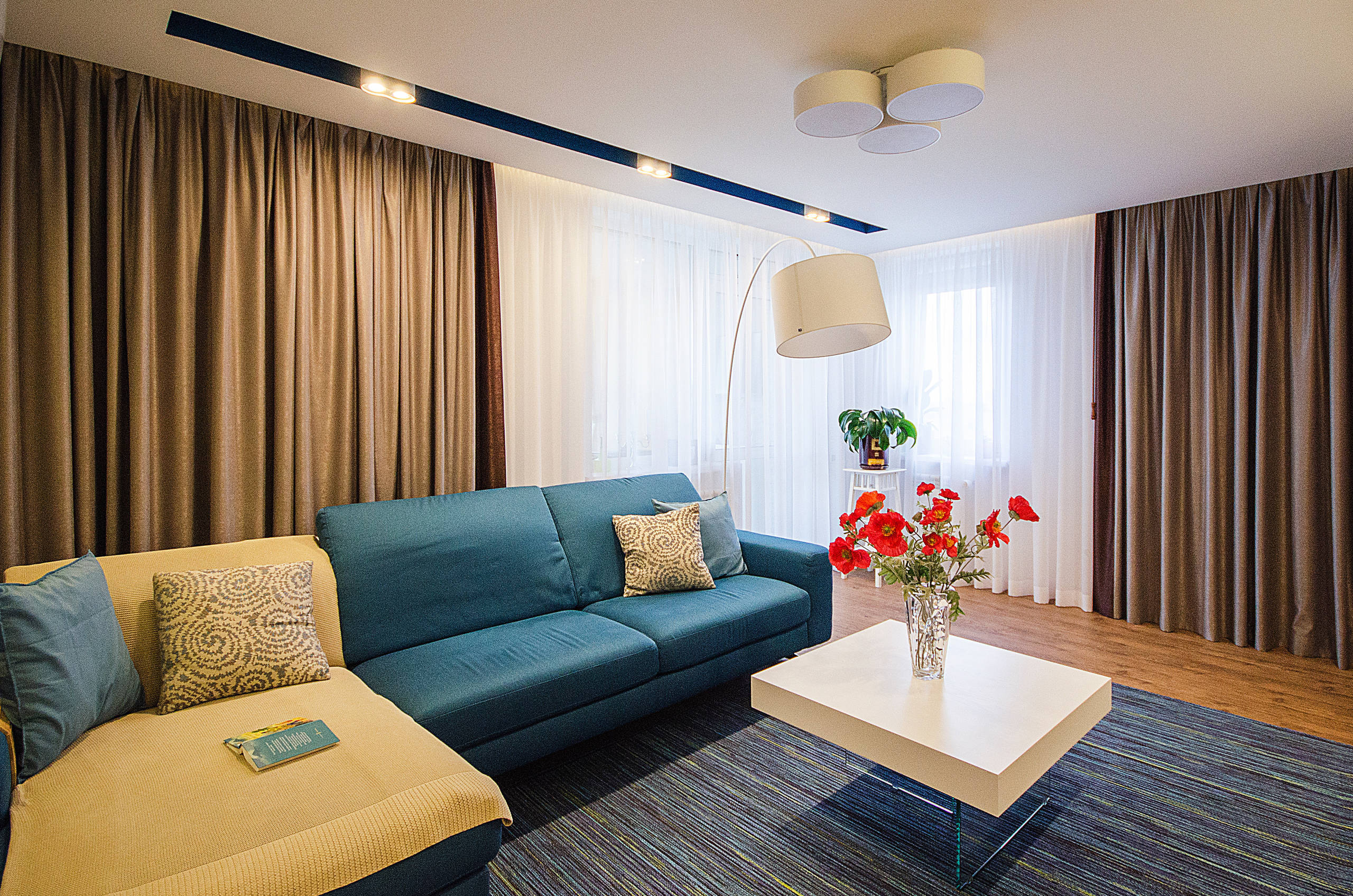 Интерьер гостиной с рейками с подсветкой, подсветкой настенной и подсветкой светодиодной в стиле фьюжн