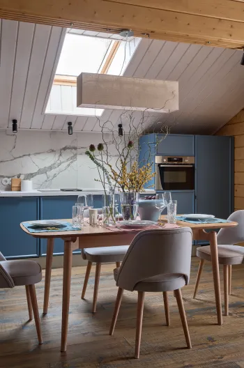 Интерьер кухни cветильниками над столом  смотреть на Basicdecor