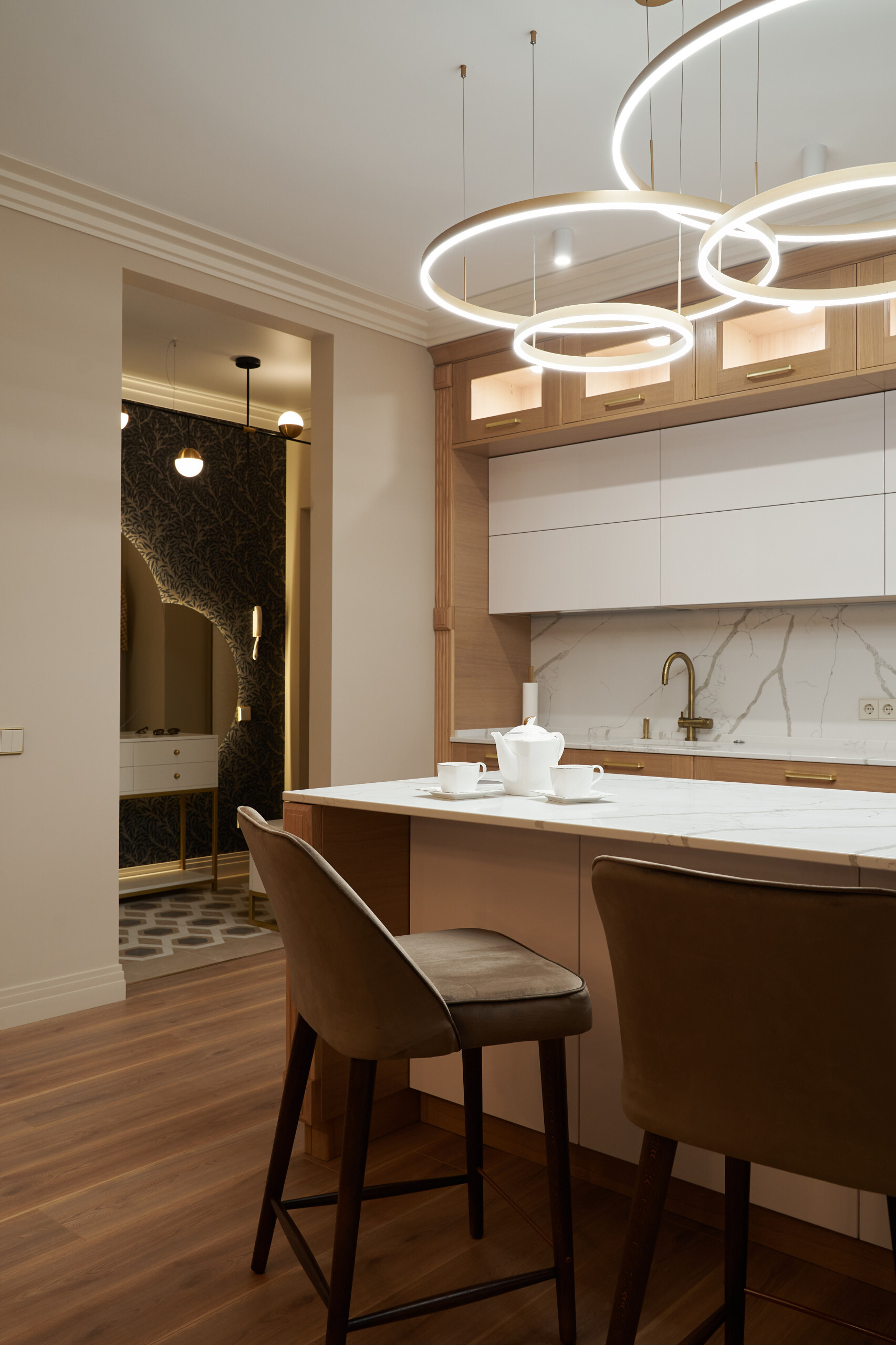 Интерьер кухни с подсветкой настенной, подсветкой светодиодной и с подсветкой в современном стиле