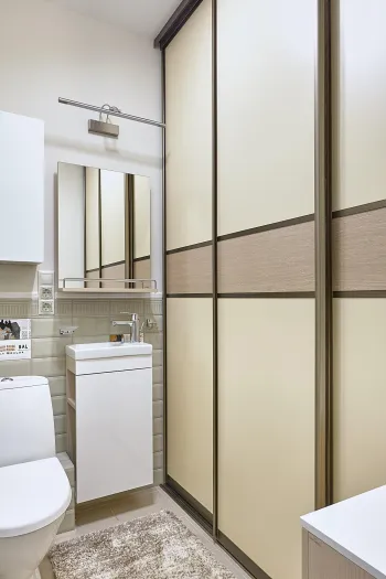 Интерьер ванной с зеркалом на двери  смотреть на Basicdecor