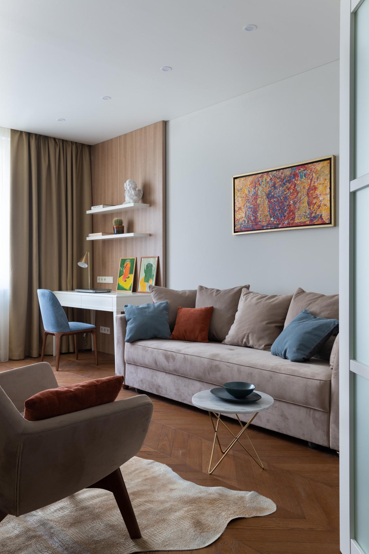Интерьер гостиной с картинами над камином в современном стиле