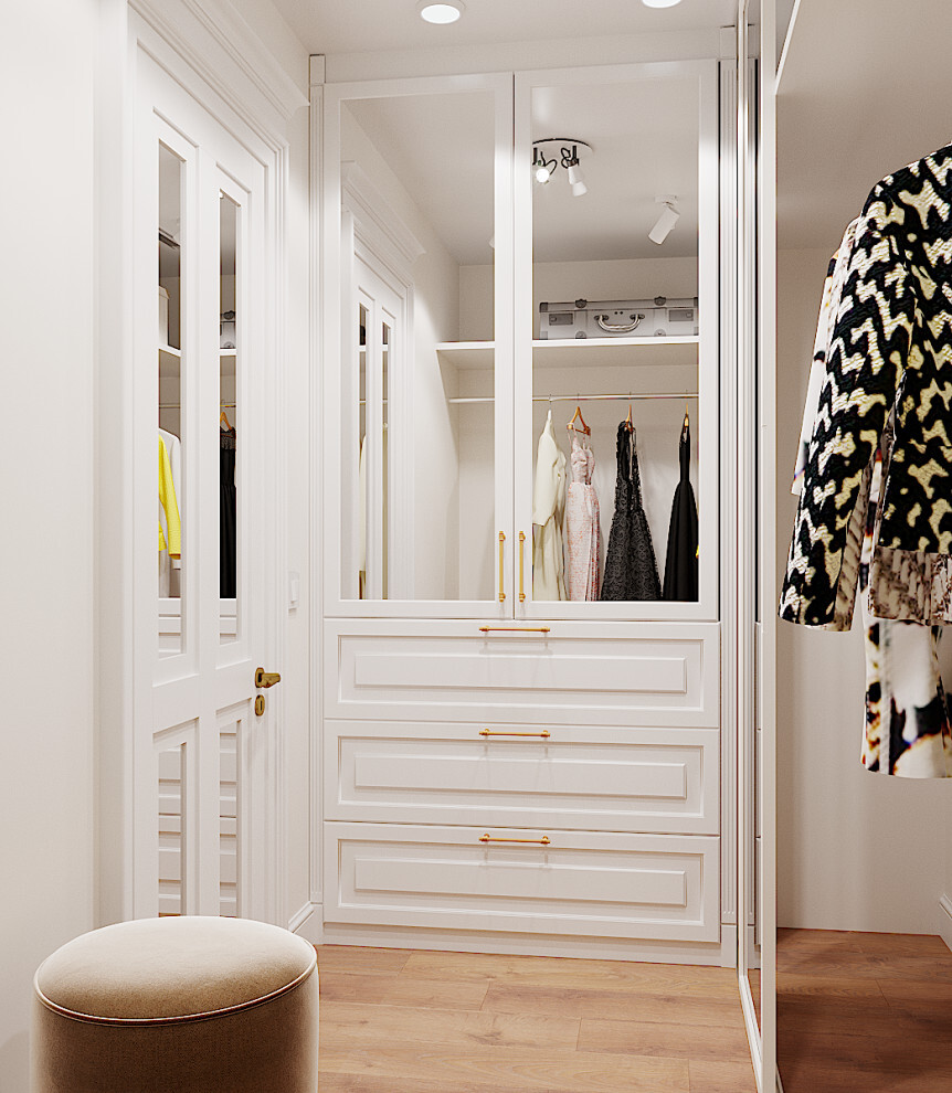 Интерьер гардеробной с гардеробной и шкафами вокруг двери в неоклассике