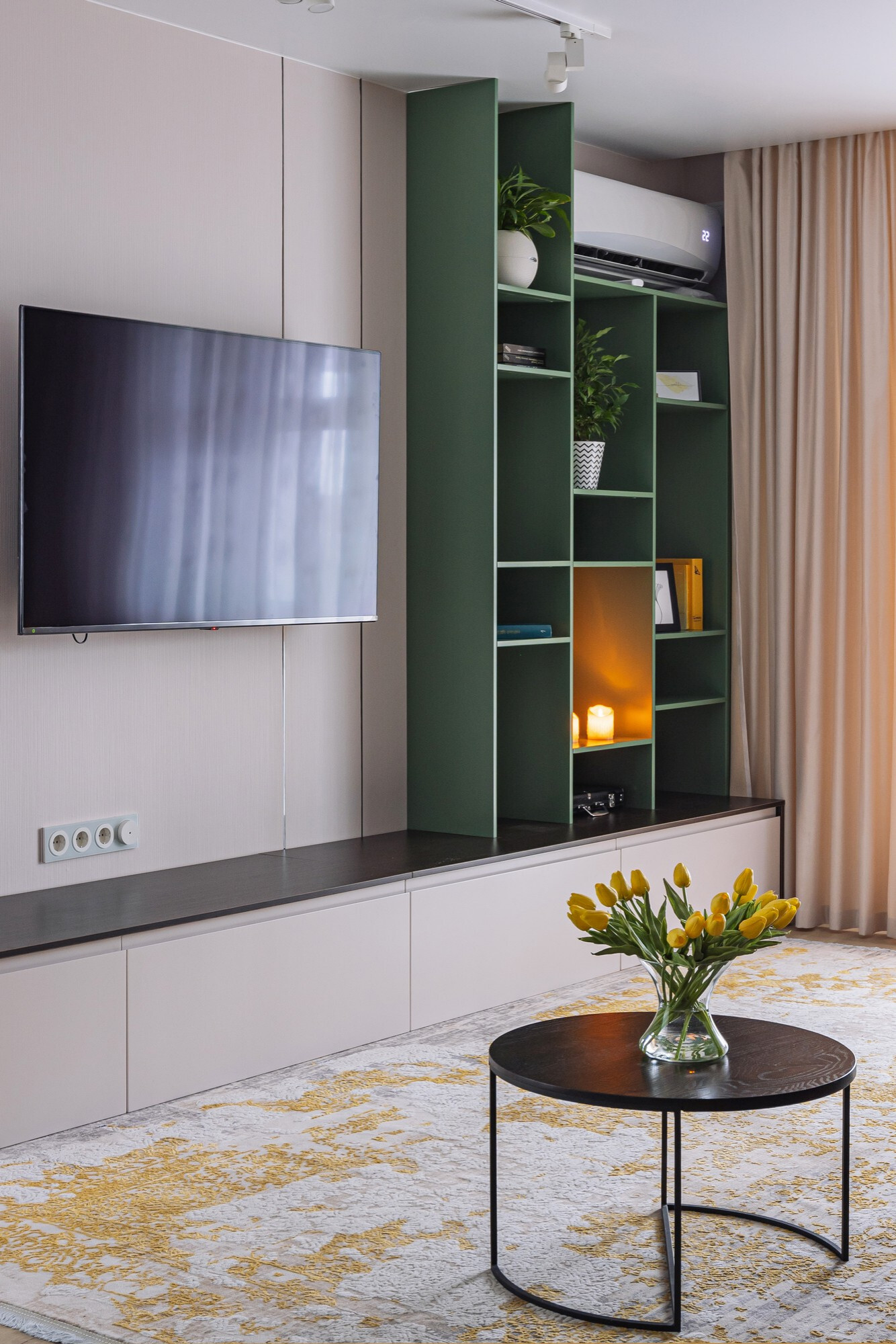 Интерьер cтеной с телевизором, телевизором на стене, нишей для телевизора, керамогранитом на стену с телевизором и подсветкой настенной в современном стиле