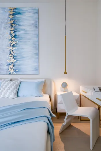 Интерьер спальни с картинами над камином  смотреть на Basicdecor