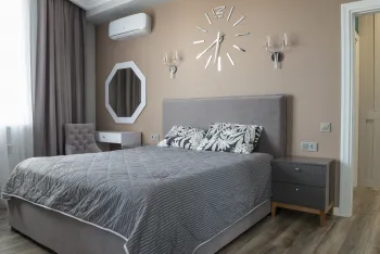 Интерьер спальни cветильниками над кроватью  смотреть на Basicdecor