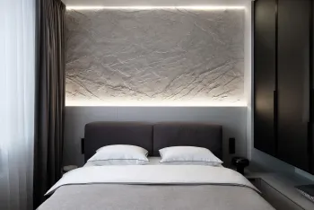 Интерьер спальни с нишей с подсветкой, бра над кроватью, светильниками над кроватью, с подсветкой и акцентной стеной за кроватью  смотреть на Basicdecor