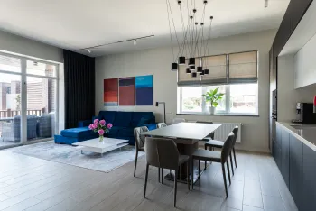 Интерьер столовой с жалюзи и дверными жалюзи  смотреть на Basicdecor