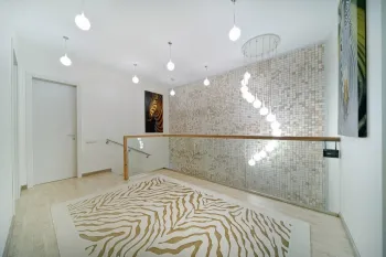 Интерьер прихожей c подсветкой в современном стиле смотреть на Basicdecor